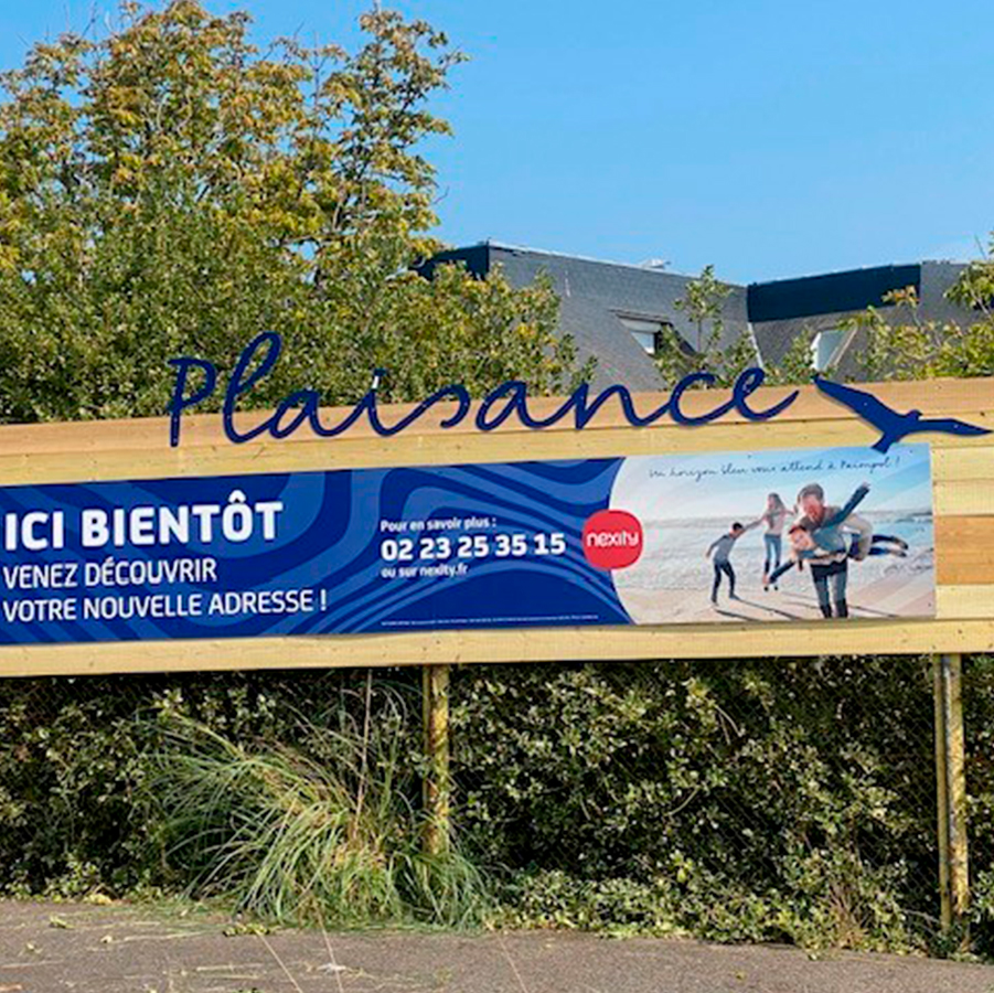 Panneau bois et lettres découpée pour le programme Plaisance par Nexity à Paimpol
